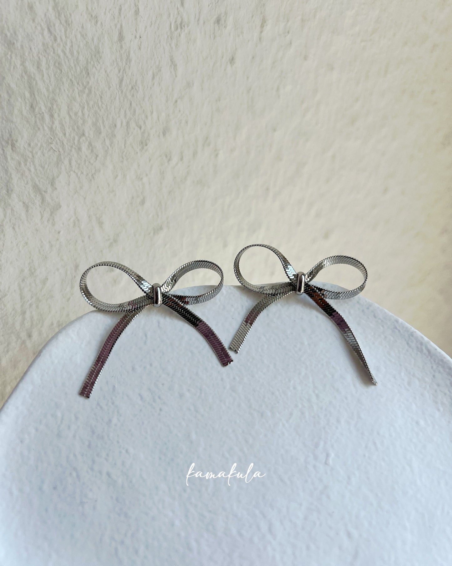 Minimalistische Ohrstecker mit Schleife