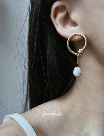 Daphne Pearl Dangle Earrings