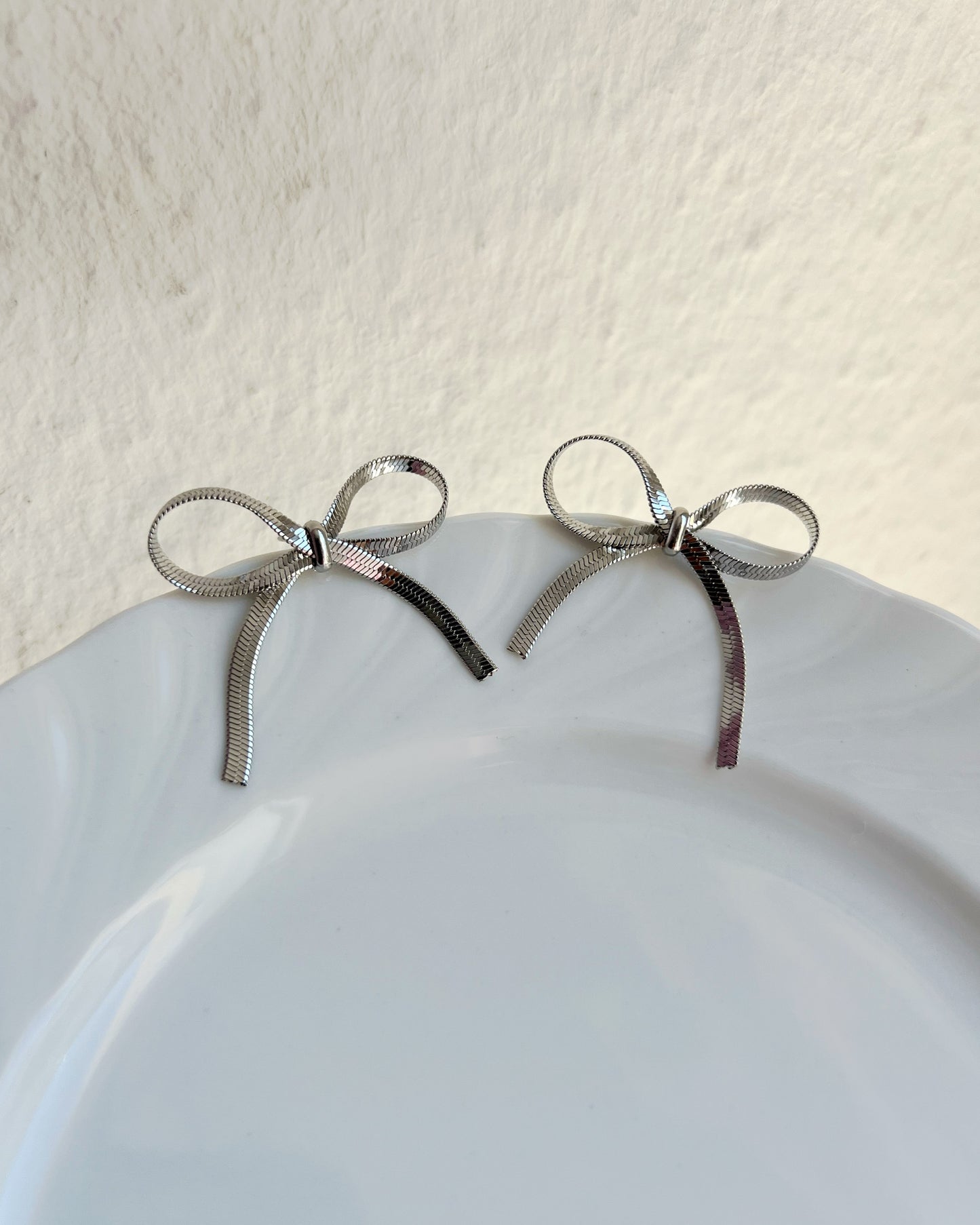 Minimalistische Schleifen-Ohrstecker Wasserdicht