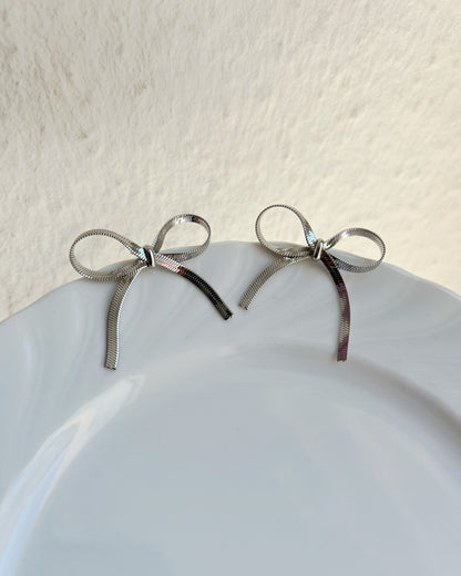 Minimalistische Schleifen-Ohrstecker Wasserdicht
