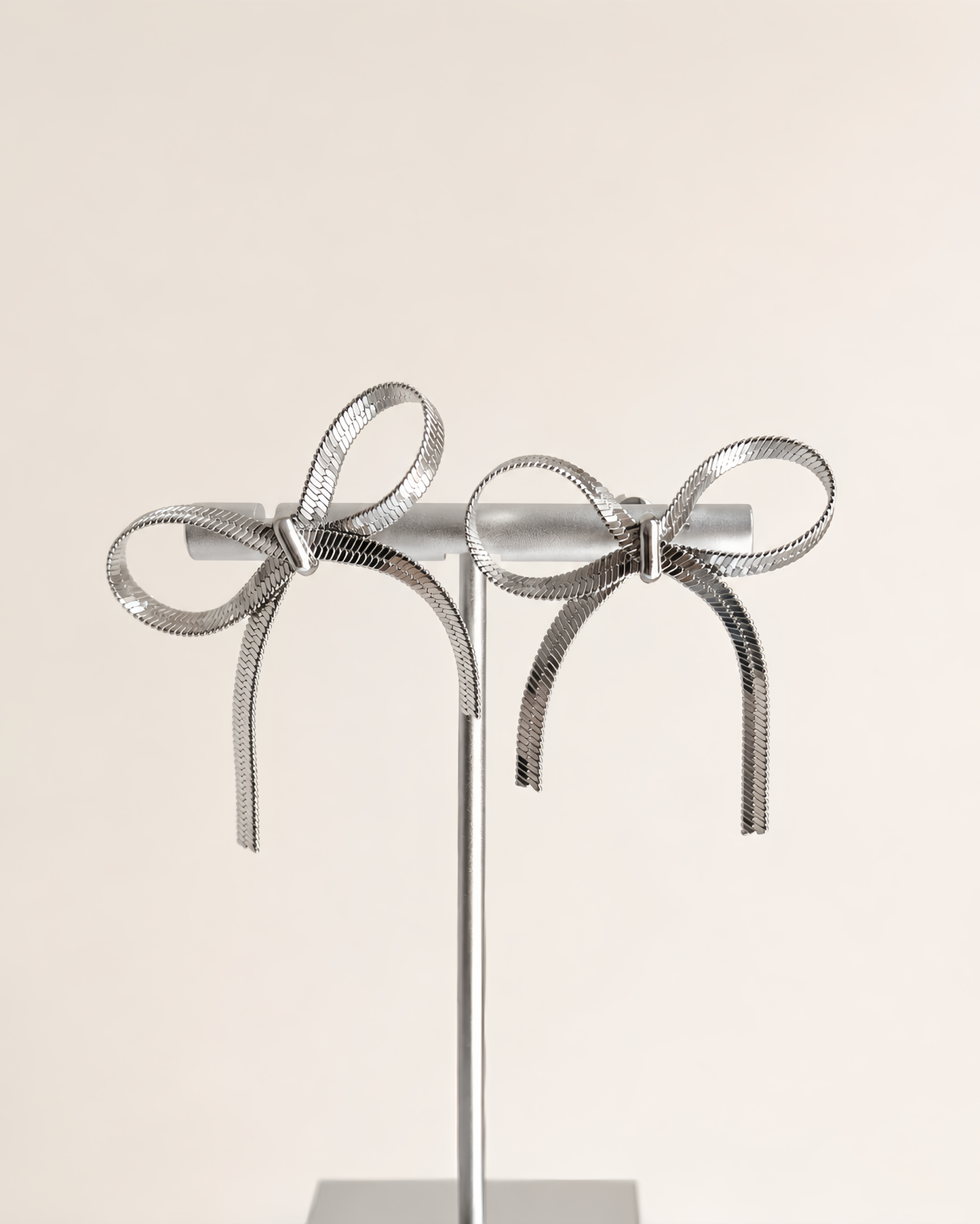 Minimalistische Schleifen-Ohrstecker Wasserdicht