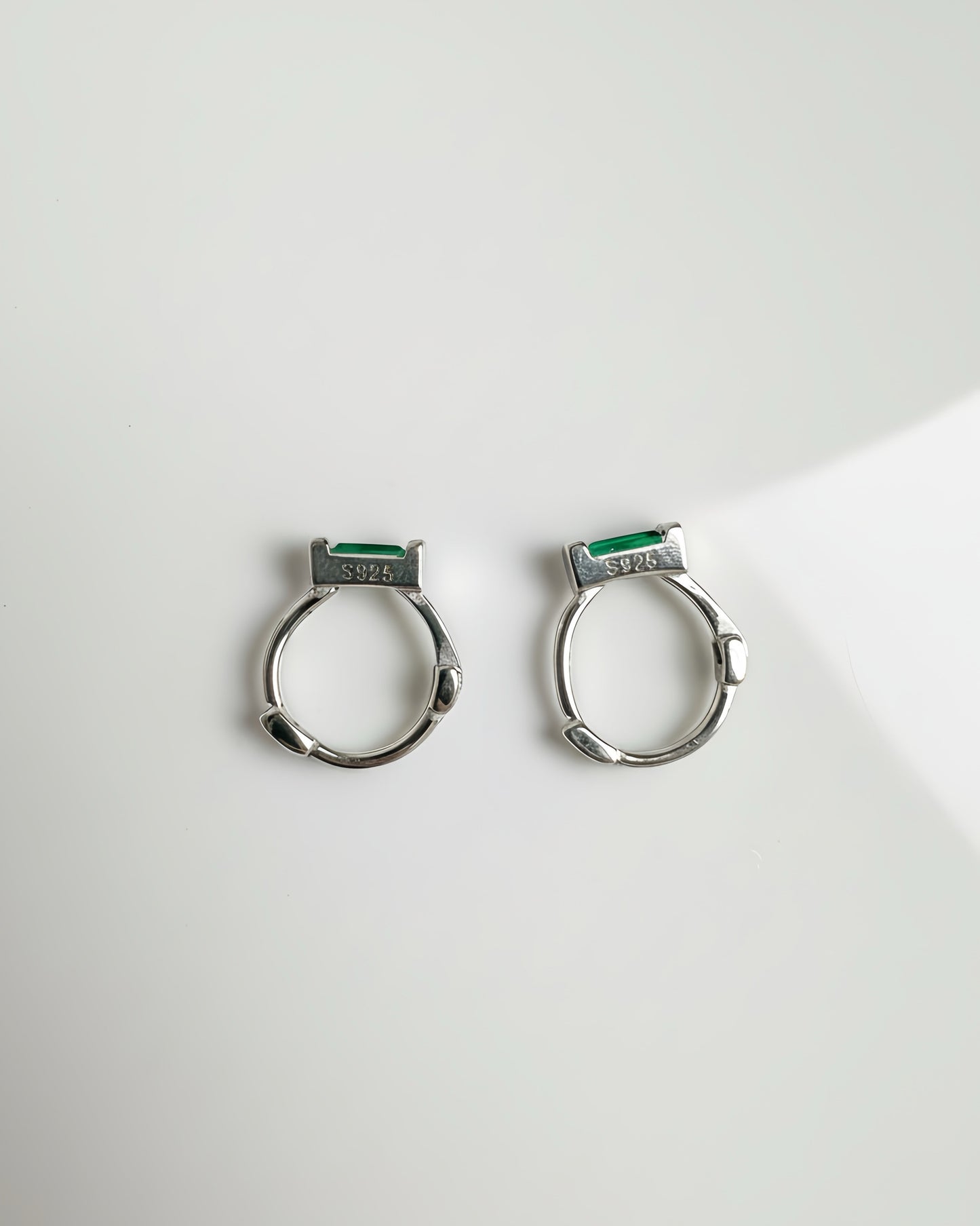 Smaragdgrüne CZ Baguette Huggie Ohrringe aus Sterlingsilber