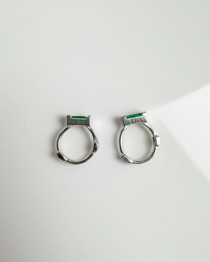Smaragdgrüne CZ Baguette Huggie Ohrringe aus Sterlingsilber