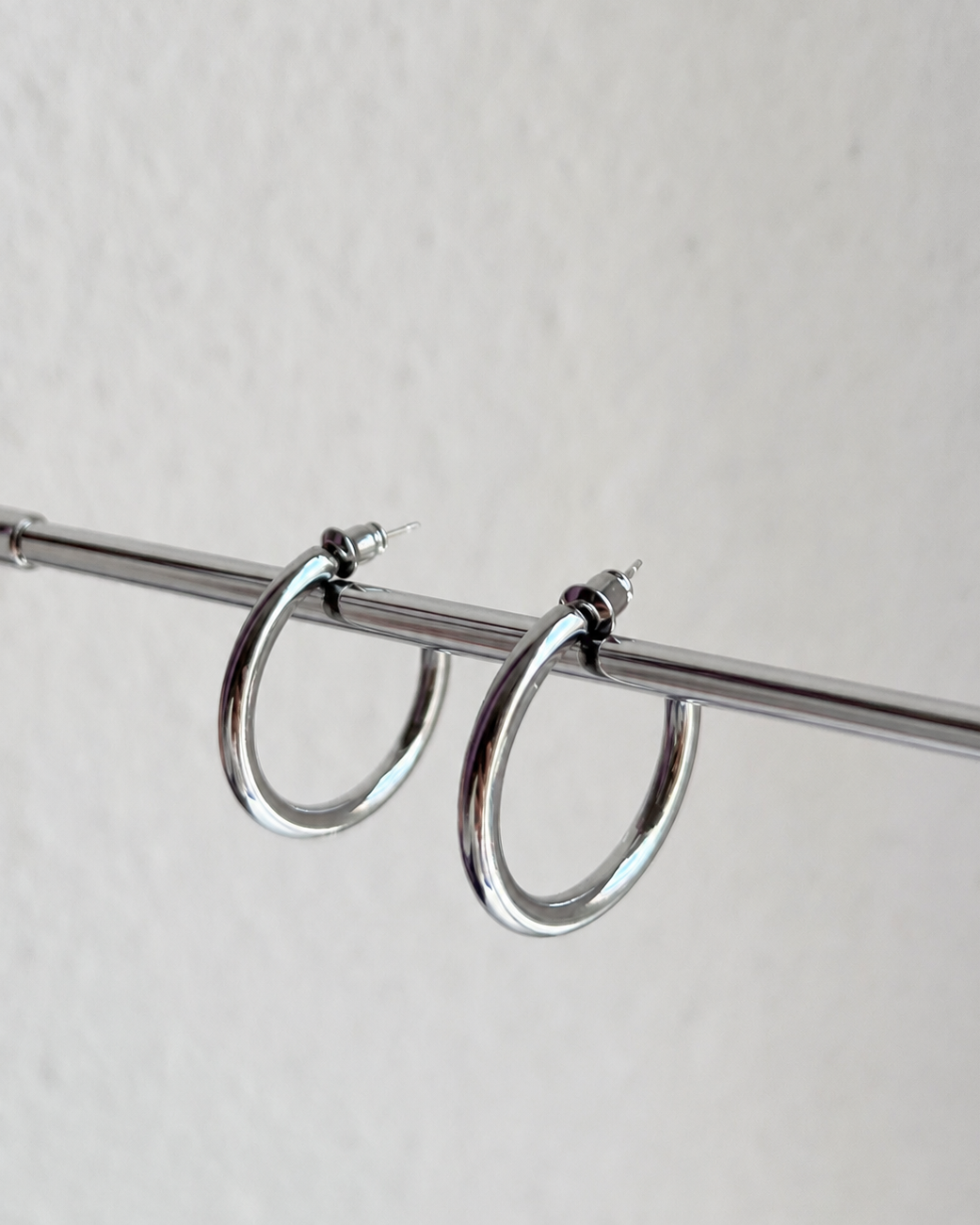 Classic Mid Hoop earrings