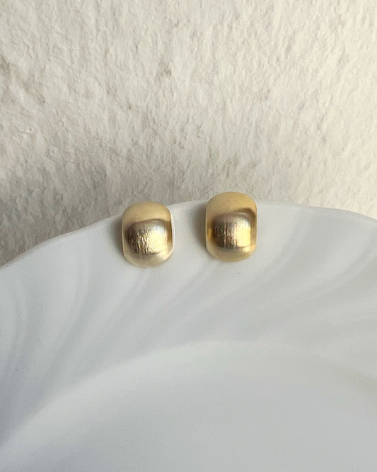 Minimale Ohrstecker mit Kuppeldesign