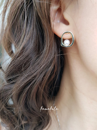 Etna Pearl Stud Earrings
