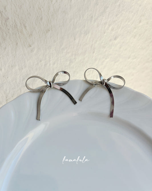 Minimalistische Ohrstecker mit Schleife