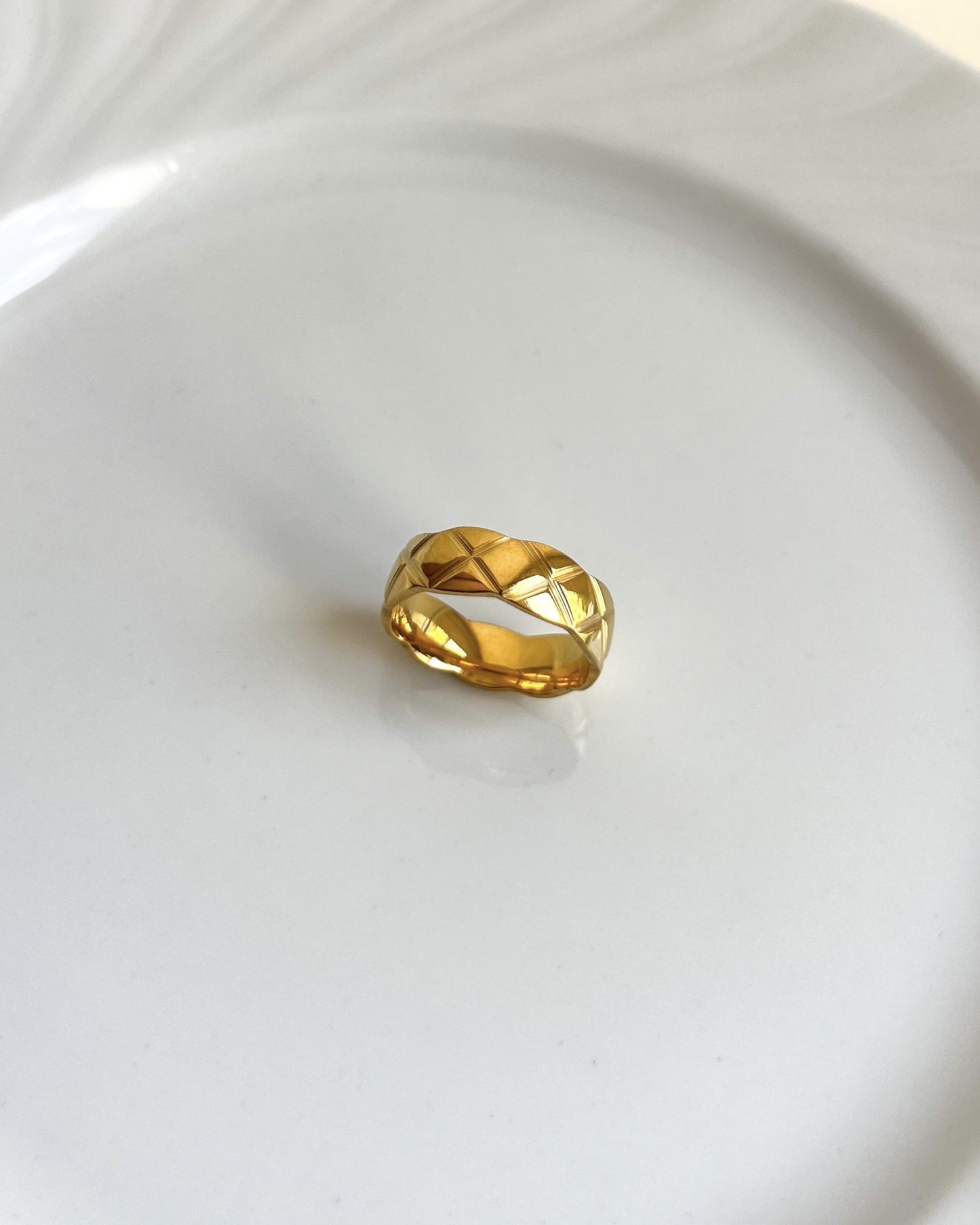 Diamond-Cut Band Ring Waterproof