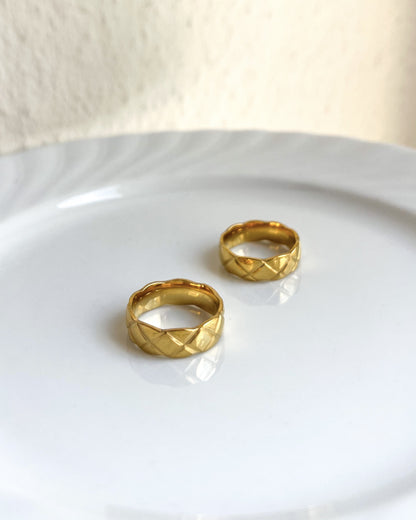 Diamond-Cut Band Ring Waterproof