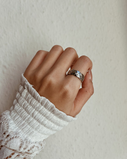 Diamond-Cut Band Ring Waterproof