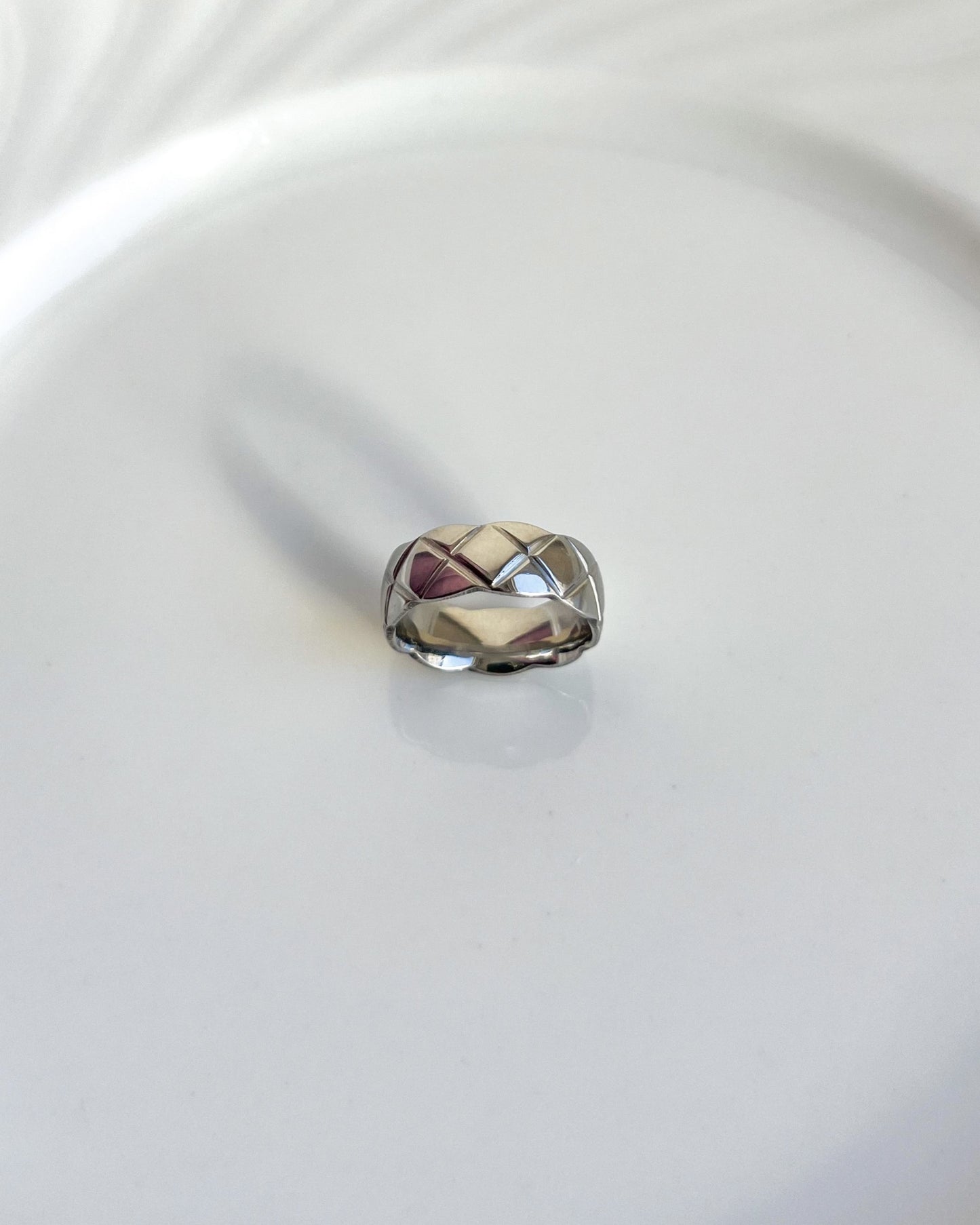 Diamond-Cut Band Ring Waterproof