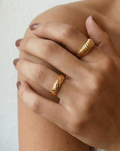 Ribbed Croissant Ring Waterproof