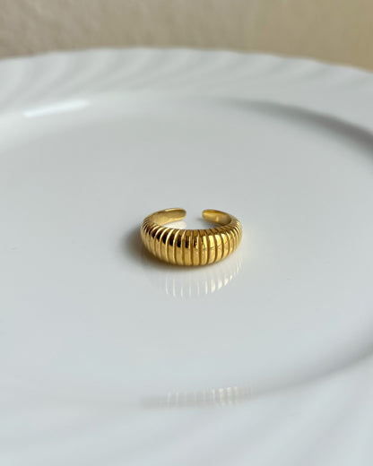Ribbed Croissant Ring Waterproof